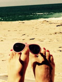 Amanda Holden feet photo thumbnail
