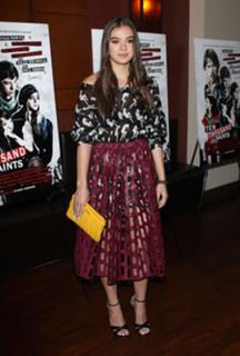 Hailee Steinfeld feet photo thumbnail