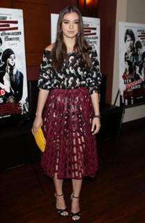 Hailee Steinfeld feet photo thumbnail