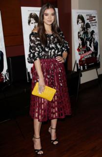 Hailee Steinfeld feet photo thumbnail