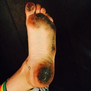 Miley Cyrus feet photo thumbnail