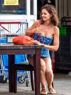 Katie Holmes feet photo thumbnail