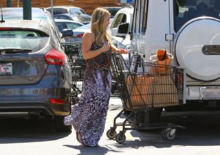 Hilary Duff feet photo thumbnail