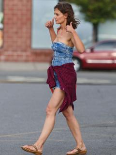 Katie Holmes feet photo thumbnail