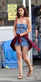 Katie Holmes feet photo thumbnail