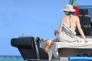 Anne Hathaway feet photo thumbnail