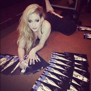 Avril Lavigne feet photo thumbnail