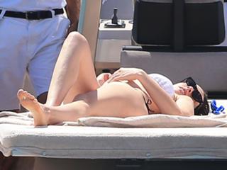 Anne Hathaway feet photo thumbnail