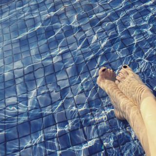 Kéfera Buchmann feet photo thumbnail