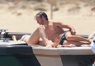 Anne Hathaway feet photo thumbnail
