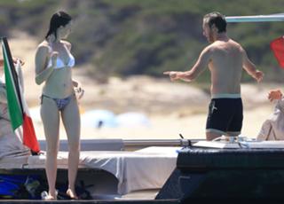 Anne Hathaway feet photo thumbnail