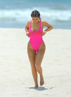 Kylie Jenner feet photo thumbnail