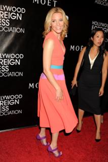 Elizabeth Banks feet photo thumbnail