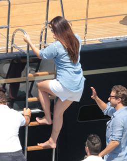 Lana Del Rey feet photo thumbnail