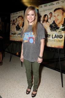 Avril Lavigne feet photo thumbnail