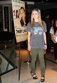 Avril Lavigne feet photo thumbnail