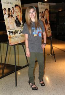 Avril Lavigne feet photo thumbnail