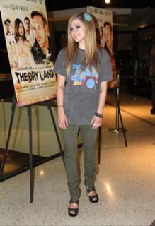 Avril Lavigne feet photo thumbnail
