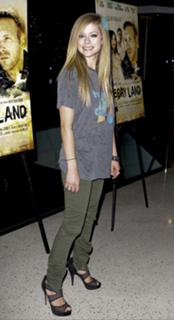 Avril Lavigne feet photo thumbnail