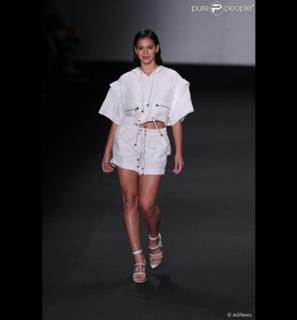 Bruna Marquezine feet photo thumbnail