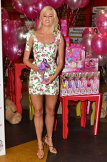 Pixie Lott feet photo thumbnail