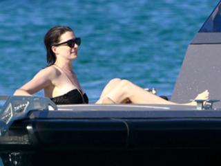 Anne Hathaway feet photo thumbnail