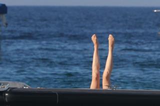 Anne Hathaway feet photo thumbnail