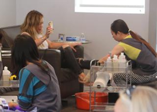 Hilary Duff feet photo thumbnail