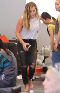 Hilary Duff feet photo thumbnail