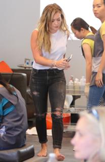 Hilary Duff feet photo thumbnail