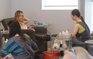 Hilary Duff feet photo thumbnail