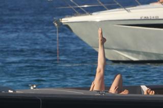 Anne Hathaway feet photo thumbnail