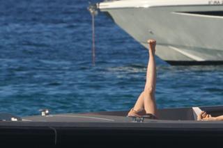 Anne Hathaway feet photo thumbnail