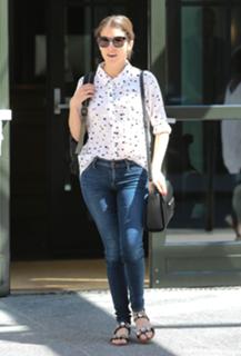 Anna Kendrick feet photo thumbnail