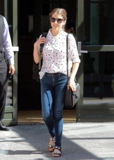 Anna Kendrick feet photo thumbnail