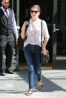 Anna Kendrick feet photo thumbnail