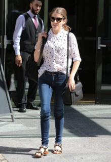 Anna Kendrick feet photo thumbnail
