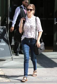 Anna Kendrick feet photo thumbnail