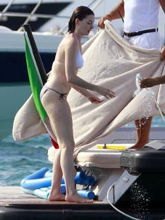 Anne Hathaway feet photo thumbnail