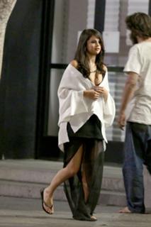 Selena Gomez feet photo thumbnail