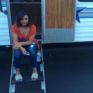 Mindy Kaling feet photo thumbnail