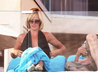 Jenny McCarthy-Wahlberg feet photo thumbnail