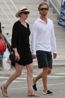 Anne Hathaway feet photo thumbnail