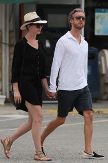 Anne Hathaway feet photo thumbnail