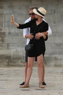 Anne Hathaway feet photo thumbnail