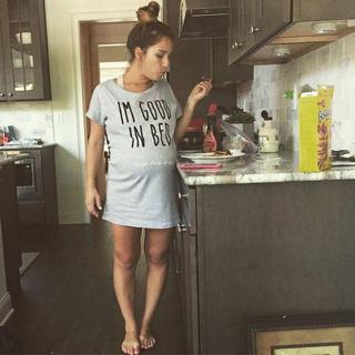 Jessie James Decker feet photo thumbnail