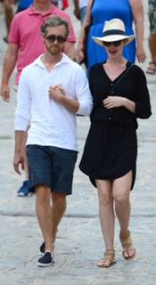 Anne Hathaway feet photo thumbnail