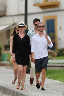 Anne Hathaway feet photo thumbnail