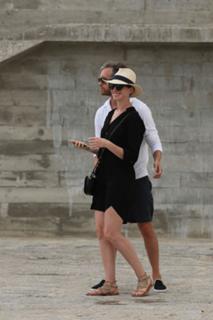 Anne Hathaway feet photo thumbnail