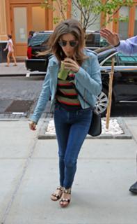 Anna Kendrick feet photo thumbnail